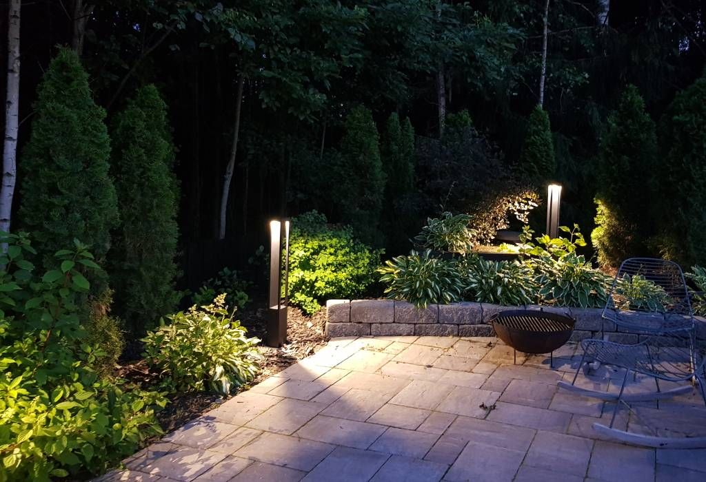 Courtyard lighting with FUNK Pillar 10W lamps, the light opens up like a beacon in three directions, copyright LedStore